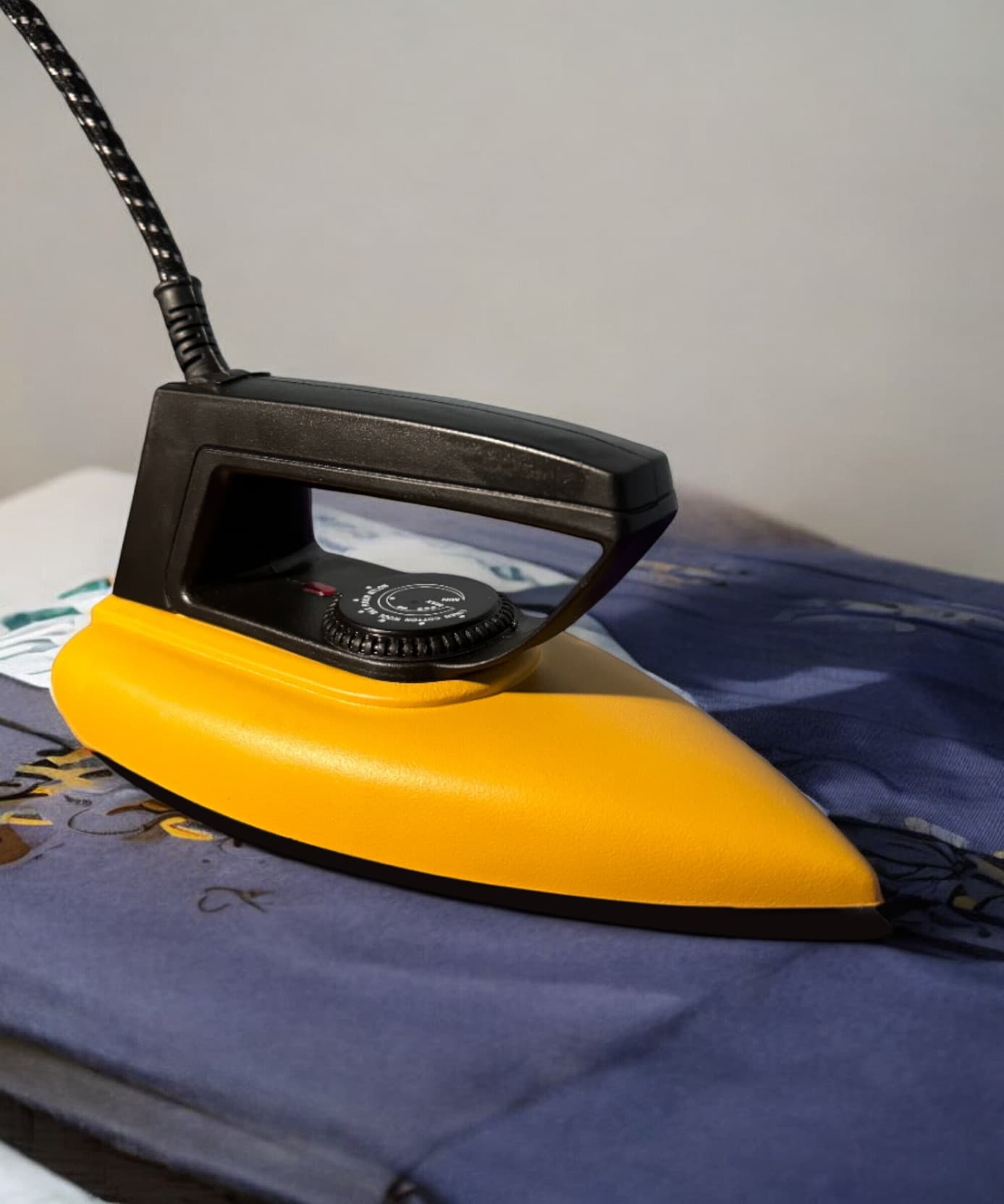 Robin - DOBU-G ROBIN 750 W DRY IRON  (BLACK AND YELLOW)-Dobu-G.jpeg